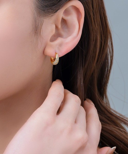 Cream dot.(クリームドット)の「【金属アレルギー対応】パヴェビジューが煌くミニキャッチレスフープピアス(ピアス(両耳用)・レディース・シルバー/ピンクゴールド/シルバー系/ゴールド系/ゴールド・ONE SIZE)」の9枚目の写真