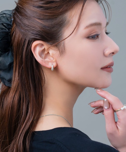 Cream dot.(クリームドット)の「【金属アレルギー対応】パヴェビジューが煌くミニキャッチレスフープピアス(ピアス(両耳用)・レディース・シルバー/ピンクゴールド/シルバー系/ゴールド系/ゴールド・ONE SIZE)」の10枚目の写真
