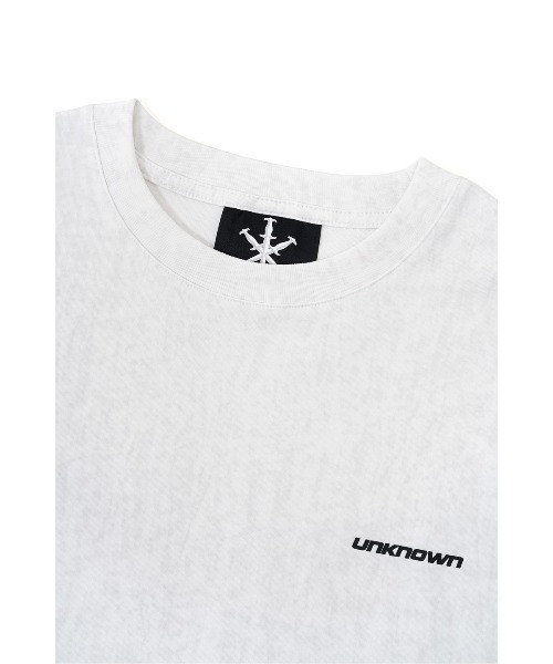 UNKNOWN LONDON(アンノウン・ロンドン)の「Tシャツ|Outline Cross Rhinestone Tee|Unknown London(Tシャツ/カットソー・メンズ・ホワイト・SMALL/MEDIUM/LARGE/X-LARGE)」の3枚目の写真