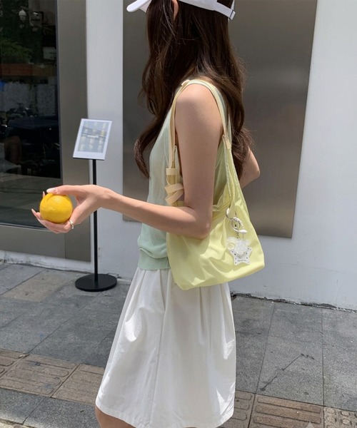 HEILIS(ヘイリス)の「リップストップナイロンショルダーバッグ/ ショルダーバッグ レディース ワンショルダー 斜め掛け 軽量 ナイロンバッグ カジュアル デイリー 旅行 お出かけ 韓国ファッション シンプル A5 ペットボトル収納 アウトドア 秋 秋服 秋コーデ 秋冬 長袖コーデ ニットコーデ スウェット パーカー ライトアウター アイボリー ブラック イエロー(ショルダーバッグ・レディース・イエロー/アイボリー/ブラック・FREE)」の7枚目の写真