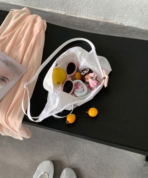 HEILIS(ヘイリス)の「リップストップナイロンショルダーバッグ/ ショルダーバッグ レディース ワンショルダー 斜め掛け 軽量 ナイロンバッグ カジュアル デイリー 旅行 お出かけ 韓国ファッション シンプル A5 ペットボトル収納 アウトドア 秋 秋服 秋コーデ 秋冬 長袖コーデ ニットコーデ スウェット パーカー ライトアウター アイボリー ブラック イエロー(ショルダーバッグ・レディース・イエロー/アイボリー/ブラック・FREE)」の9枚目の写真