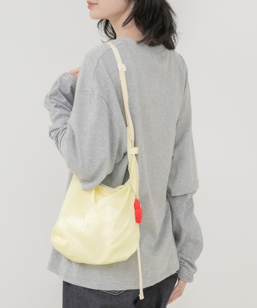 HEILIS(ヘイリス)の「リップストップナイロンショルダーバッグ/ ショルダーバッグ レディース ワンショルダー 斜め掛け 軽量 ナイロンバッグ カジュアル デイリー 旅行 お出かけ 韓国ファッション シンプル A5 ペットボトル収納 アウトドア 秋 秋服 秋コーデ 秋冬 長袖コーデ ニットコーデ スウェット パーカー ライトアウター アイボリー ブラック イエロー(ショルダーバッグ・レディース・イエロー/アイボリー/ブラック・FREE)」の18枚目の写真