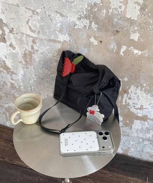 HEILIS(ヘイリス)の「リップストップナイロンショルダーバッグ/ ショルダーバッグ レディース ワンショルダー 斜め掛け 軽量 ナイロンバッグ カジュアル デイリー 旅行 お出かけ 韓国ファッション シンプル A5 ペットボトル収納 アウトドア 秋 秋服 秋コーデ 秋冬 長袖コーデ ニットコーデ スウェット パーカー ライトアウター アイボリー ブラック イエロー(ショルダーバッグ・レディース・イエロー/アイボリー/ブラック・FREE)」の5枚目の写真