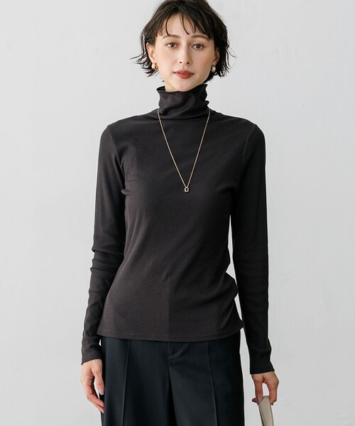 23区（ニジュウサンク）の「コットンシルク タートルネック カットソー（Tシャツ/カットソー・レディース・グレー系/ベージュ系/ホワイト系/ブラック系・40/38）」の2枚目の写真