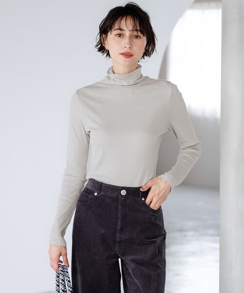 23区（ニジュウサンク）の「コットンシルク タートルネック カットソー（Tシャツ/カットソー・レディース・グレー系/ベージュ系/ホワイト系/ブラック系・40/38）」の4枚目の写真