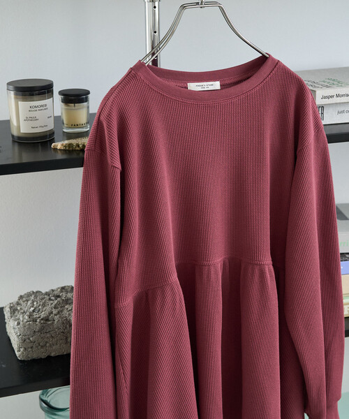 レディースのTシャツ/カットソー（レッド/赤色系・フリル