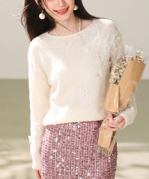 LUCPY(ラクピー)の「フラワーモチーフシャギーニットプルオーバー(ニット/セーター・レディース・ホワイト・X-LARGE/LARGE/MEDIUM/SMALL)」の1枚目の写真