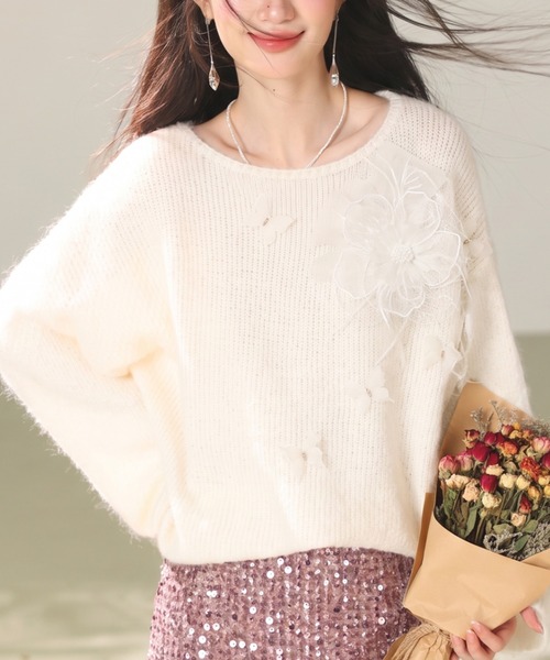 LUCPY(ラクピー)の「フラワーモチーフシャギーニットプルオーバー(ニット/セーター・レディース・ホワイト・X-LARGE/LARGE/MEDIUM/SMALL)」の2枚目の写真