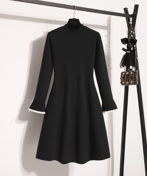AMAJI(アマジ)の「ハイネック Aライン ニットワンピース(ワンピース・レディース・ブラック・MEDIUM/X-LARGE/LARGE)」の1枚目の写真