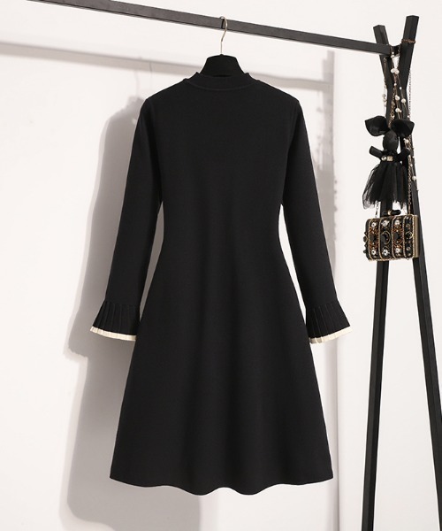 AMAJI(アマジ)の「ハイネック Aライン ニットワンピース(ワンピース・レディース・ブラック・MEDIUM/X-LARGE/LARGE)」の2枚目の写真