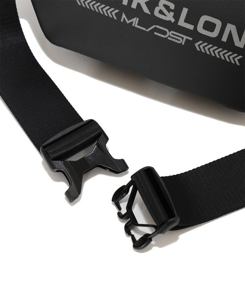 MARK & LONA(マークアンドロナ)の「DST Continental Crossbody Bag(ボディバッグ/ウエストポーチ・メンズ・ブラック・ONE)」の2枚目の写真