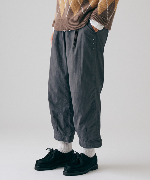 JOURNAL STANDARD（ジャーナルスタンダード）の「迷迭香 / マンネンロウ 別注 ナイロン プリント ハーベスト 9/10 パンツ（スラックス・メンズ・ネイビー/ブラック/グレー・2/3）」の20枚目の写真