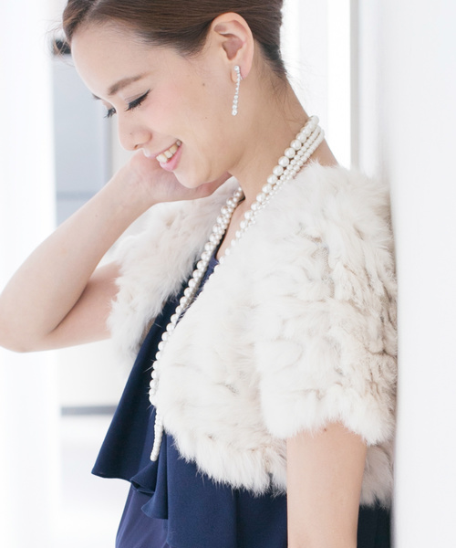 PourVous(プールヴー)の「シャギーファー ボレロ ショール 結婚式対応(ノーカラージャケット・レディース・グレー/ベージュ/ブラック・L/M)」の5枚目の写真