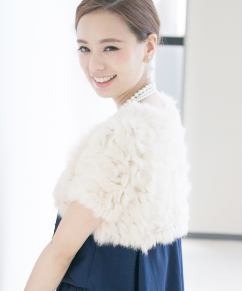 PourVous(プールヴー)の「シャギーファー ボレロ ショール 結婚式対応(ノーカラージャケット・レディース・グレー/ベージュ/ブラック・L/M)」の6枚目の写真