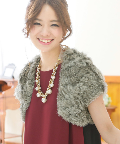 PourVous(プールヴー)の「シャギーファー ボレロ ショール 結婚式対応(ノーカラージャケット・レディース・グレー/ベージュ/ブラック・L/M)」の11枚目の写真