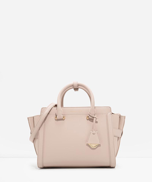 CHARLES & KEITH（チャールズ & キース）の「ボクシートラペーズバッグ / BOXY TRAPEZE BAG（ハンドバッグ・レディース・アイボリー/レッド/ブラック・M）」の3枚目の写真