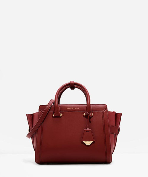 CHARLES & KEITH（チャールズ & キース）の「ボクシートラペーズバッグ / BOXY TRAPEZE BAG（ハンドバッグ・レディース・アイボリー/レッド/ブラック・M）」の2枚目の写真