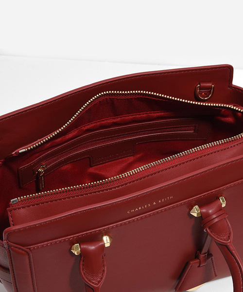 CHARLES & KEITH（チャールズ & キース）の「ボクシートラペーズバッグ / BOXY TRAPEZE BAG（ハンドバッグ・レディース・アイボリー/レッド/ブラック・M）」の5枚目の写真