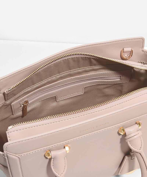 CHARLES & KEITH（チャールズ & キース）の「ボクシートラペーズバッグ / BOXY TRAPEZE BAG（ハンドバッグ・レディース・アイボリー/レッド/ブラック・M）」の7枚目の写真