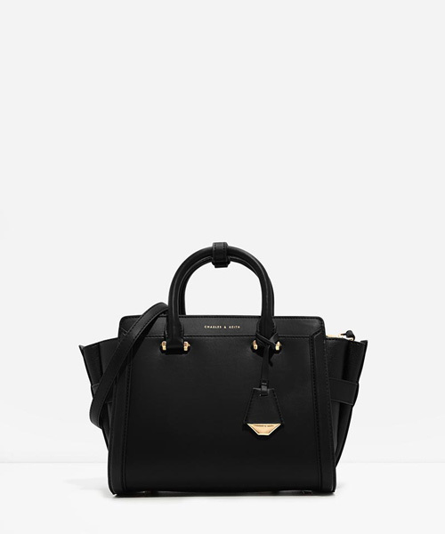 CHARLES & KEITH（チャールズ & キース）の「ボクシートラペーズバッグ / BOXY TRAPEZE BAG（ハンドバッグ・レディース・アイボリー/レッド/ブラック・M）」の14枚目の写真