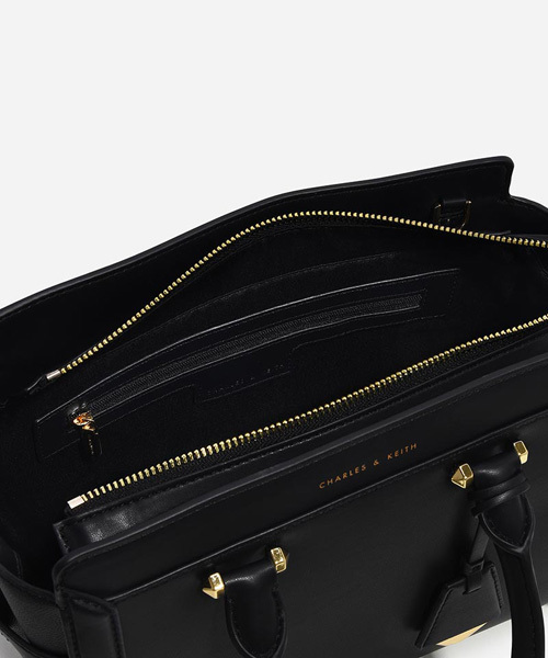 CHARLES & KEITH（チャールズ & キース）の「ボクシートラペーズバッグ / BOXY TRAPEZE BAG（ハンドバッグ・レディース・アイボリー/レッド/ブラック・M）」の4枚目の写真