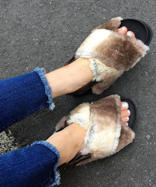 coen（コーエン）の「フェイクファークロスサンダル（サンダル・レディース・グレー/ブラウン・LARGE/MEDIUM/SMALL）」の2枚目の写真