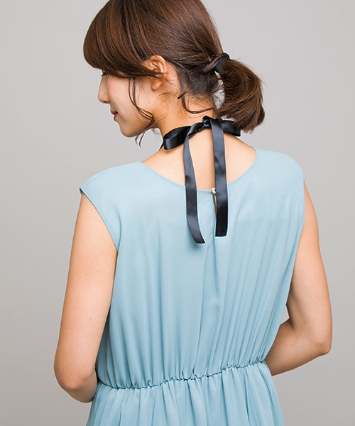 form forma(フォルムフォルマ)の「ネックレス付き フィッシュテールセミロングワンピース(ドレス・レディース・ネイビー/ミント/ピンクベージュ・9号)」の4枚目の写真