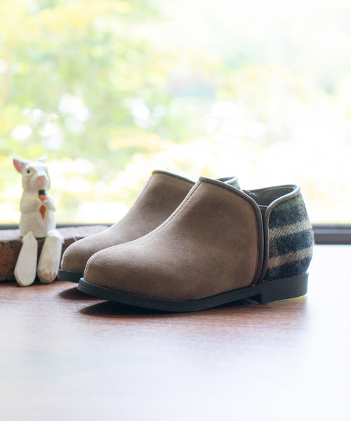 menue（メヌエ）の「バイカラー キッズ ブーティ（ブーツ・キッズ・ブラック/グレイッシュベージュ/ブルー系その他/ベージュ系その他/ブラック系その他/レッド/ネイビー・15cm/16cm/17cm/18cm/19cm/20cm/21cm）」の4枚目の写真