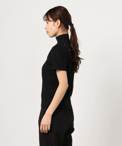 JOHN LAWRENCE SULLIVAN（ジョンローレンスサリバン）の「SHOULDER BUTTON HI NECK T-SHIRT（Tシャツ/カットソー・レディース・ブラック/ホワイト・MEDIUM）」の3枚目の写真