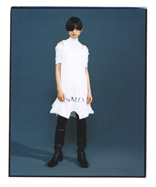 JOHN LAWRENCE SULLIVAN（ジョンローレンスサリバン）の「SHOULDER BUTTON HI NECK T-SHIRT（Tシャツ/カットソー・レディース・ブラック/ホワイト・MEDIUM）」の5枚目の写真