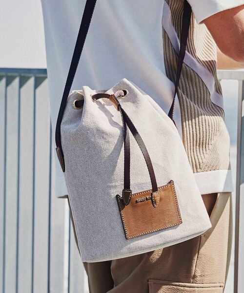 TAKEO KIKUCHI（タケオキクチ）の「◆シャンブレーキャンバス レザーコンビ 巾着 ショルダーバッグ（ショルダーバッグ・メンズ・ブラック系4/ブラウン系5・00）」の2枚目の写真