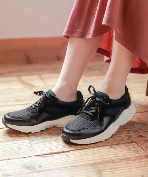 studio CLIP(スタディオクリップ)の「軽量メッシュスニーカー(スニーカー・レディース・ベージュ/ブラック・LARGE/MEDIUM)」の2枚目の写真