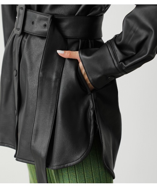 AZUL by moussy（アズールバイマウジー）の「FAUX LEATHER SHIRT JACKET/フェイクレザーシャツジャケット（その他アウター・レディース・ブラック/ダークグリーン・SMALL/MEDIUM）」の3枚目の写真