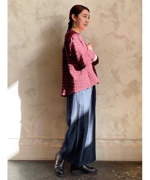 BEARDSLEY（ビアズリー）の「襟元の刺繍がアクセサリーのようにポイントになる ハンドロック刺繍ブラウス（シャツ/ブラウス・レディース・レッド/ブラック・FREE）」の4枚目の写真