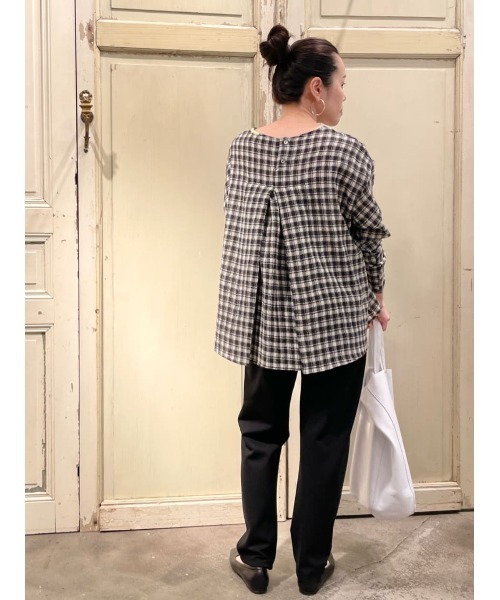 BEARDSLEY（ビアズリー）の「襟元の刺繍がアクセサリーのようにポイントになる ハンドロック刺繍ブラウス（シャツ/ブラウス・レディース・レッド/ブラック・FREE）」の17枚目の写真