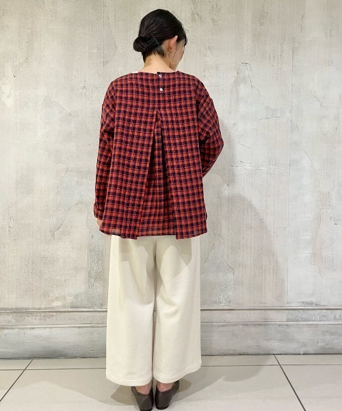 BEARDSLEY（ビアズリー）の「襟元の刺繍がアクセサリーのようにポイントになる ハンドロック刺繍ブラウス（シャツ/ブラウス・レディース・レッド/ブラック・FREE）」の10枚目の写真