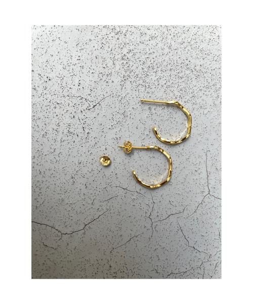 ulu（ウル）の「waving small hoop pierce【Silver925】（ピアス（両耳用）・レディース・ゴールド・FREE）」の2枚目の写真