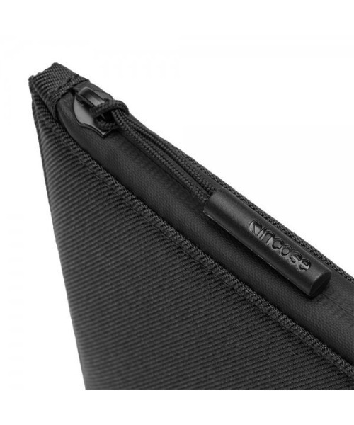 incase(インケース)の「INMB100690-BLK Incase Facet Sleeve for 13-inch Laptop in Recycled Twill -BLACK(ビジネスバッグ・メンズ・ブラック・ONE SIZE)」の7枚目の写真