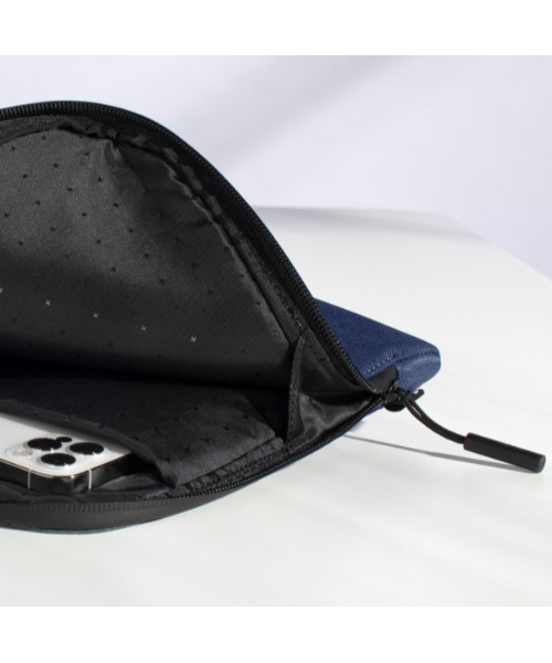 incase(インケース)の「INMB100690-BLK Incase Facet Sleeve for 13-inch Laptop in Recycled Twill -BLACK(ビジネスバッグ・メンズ・ブラック・ONE SIZE)」の8枚目の写真