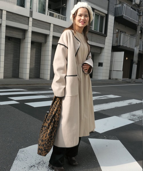 CORNERS（コーナーズ）の「フェイクレザーパイピングロングコート（ノーカラーコート・レディース・ブラウン/ベージュ・FREE）」の4枚目の写真