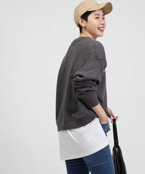 HONEYSUCKLE ROSE（ハニーサックルローズ）の「【HONEYSUCKLE ROSE】カレッジショートクルースウェット（スウェット・レディース・オフホワイト/ダークグレー/ピンク・M/L）」の17枚目の写真