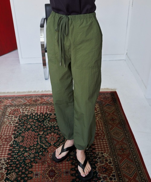 Auntie Rosa Holiday(アンティローザホリデー)の「ナイロンドロストベイカーパンツ(その他パンツ・レディース・カーキ/オレンジ/アイボリー・SMALL/MEDIUM)」の2枚目の写真