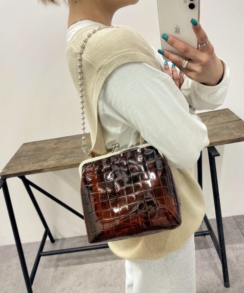 WHO'S WHO gallery（フーズフーギャラリー）の「がま口PVCバッグ（ショルダーバッグ・レディース・ブラック/ブラウン/オフホワイト・FREE）」の9枚目の写真