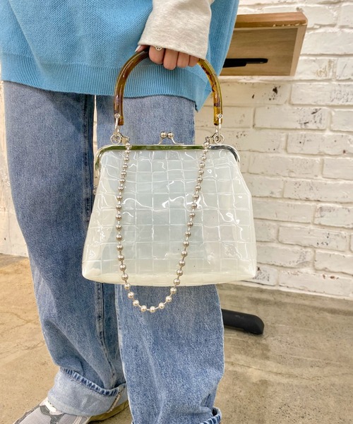 WHO'S WHO gallery（フーズフーギャラリー）の「がま口PVCバッグ（ショルダーバッグ・レディース・ブラック/ブラウン/オフホワイト・FREE）」の4枚目の写真