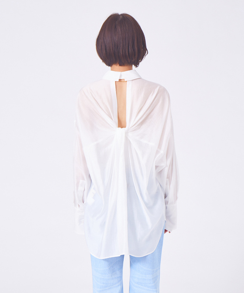 Rouge vif Anna(ルージュヴィフアンナ)の「バックツィストシアーシャツ(シャツ/ブラウス・レディース・ネイビー/オフホワイト/スモークピンク・フリー)」の17枚目の写真