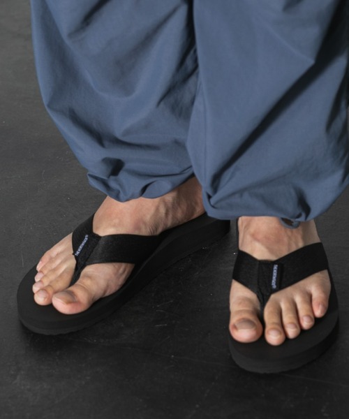 THE NORTH FACE（ザノースフェイス）の「THE NORTH FACE Fluffy Flip-Flop Repente（サンダル・メンズ・ブラック/グレー/ライトグレー・8/9/10）」の2枚目の写真