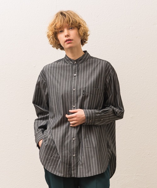 ALLUMER(アリュメール)の「ストライプビッグシルエットバックデザインストレインシャツ(シャツ/ブラウス・レディース・サックスブルー/グリーン/ブラック/ブルー・1)」の2枚目の写真