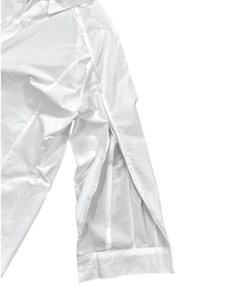 Chikashitsu +(チカシツプラス)の「【Chikashitsu +/チカシツプラス】oversized slit design shirts/長袖シャツ 白シャツ 青シャツ オーバーサイズシャツ ビッグサイズ(シャツ/ブラウス・メンズ・サックスブルー/ブラック/ホワイト・ONE SIZE)」の5枚目の写真