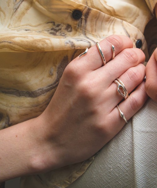 SYKIA(シキア)の「Sinuous Ring(リング・レディース・シルバー/ゴールド・#13/#9)」の4枚目の写真