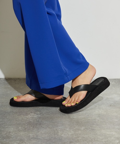 L.H.P（エルエイチピー）の「courage/クラージュ/トングサンダル（サンダル・レディース・ホワイト/ブラック・S/M/L）」の2枚目の写真